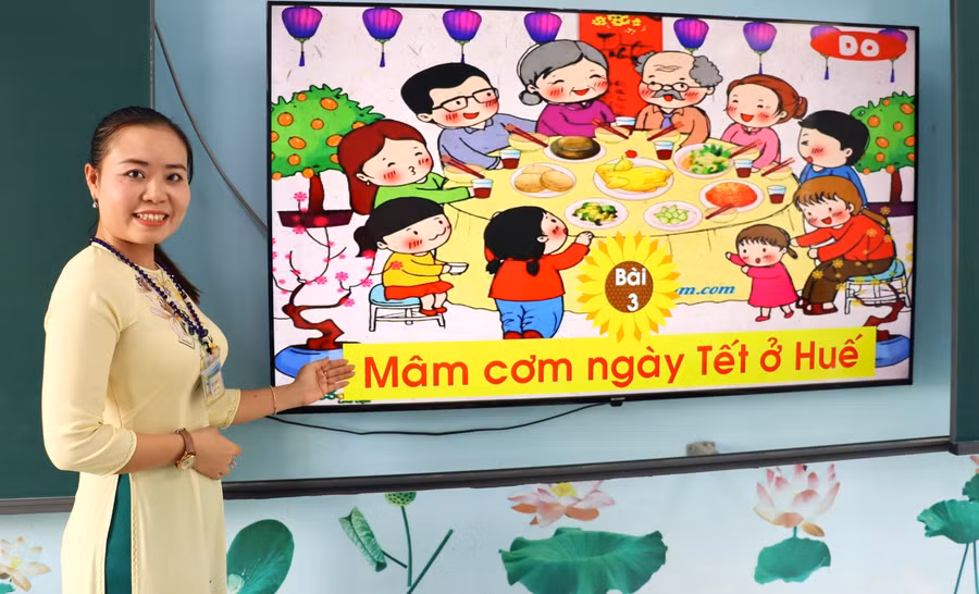 Giáo viên Trường Tiểu học Thới Bình B (xã Thới Bình, Cà Mau) đứng lớp giảng dạy về ý nghĩa mâm cơm ngày Tết. Ảnh: Quách Mến