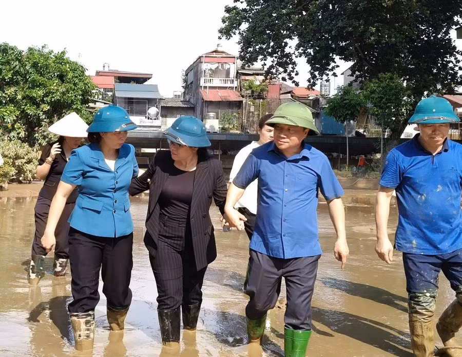 Thứ trưởng Bộ GD&ĐT Nguyễn Thị Kim Chi vào thăm cơ sở trường học tại thành phố Yên Bái (tỉnh Yên Bái). Ảnh: ITN