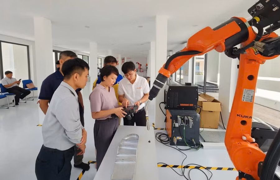 Trung tâm Đào tạo nghiên cứu và phát triển ứng dụng Robot công nghiệp và trí tuệ nhân tạo do KUKA tài trợ cho Trường Đại học Bách khoa, Đại học Đà Nẵng. Ảnh: NTCC
