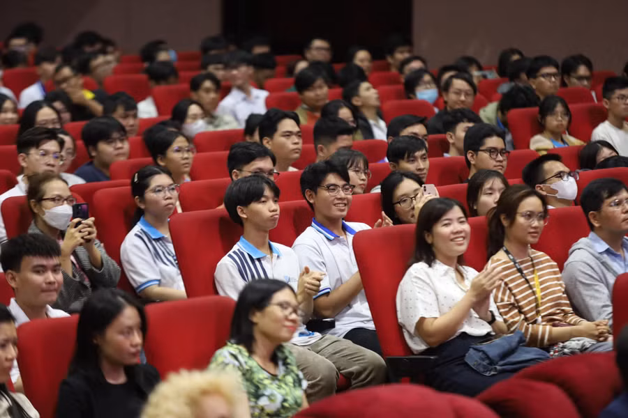 nhac-giao-huong-den-voi-sinh-vien-1.jpg