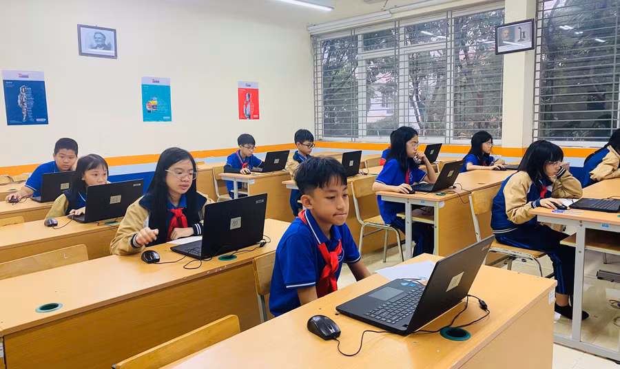 Học sinh Trường THCS Nguyễn Du (Đại Mỗ, Hà Nội) làm bài kiểm tra trên máy tính. Ảnh: TG