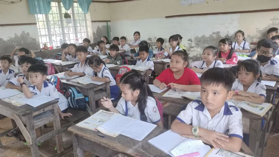 Học sinh điểm lẻ Trường Tiểu học Tân Hải (huyện Phú Tân) gặp khó trong việc học tiếng Anh. Ảnh: Q.M