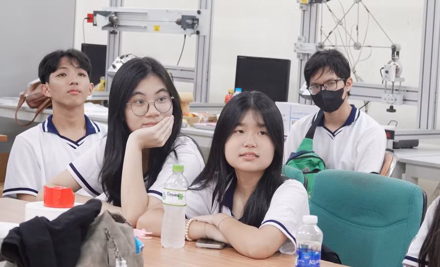 Học sinh trải nghiệm môi trường học tập ở bậc đại học tại Trường Đại học Quốc tế (Đại học Quốc gia TP Hồ Chí Minh). Ảnh: Lê Nam