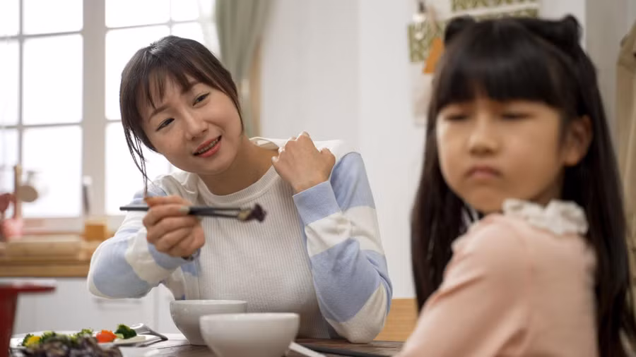 Trẻ nghịch, vứt bỏ thức ăn có thể xuất phát từ nhiều nguyên nhân khác nhau, không phải lúc nào cũng đồng nghĩa với việc trẻ “không biết quý trọng đồ ăn”.