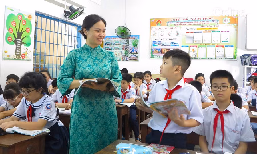Cô và trò Trường Tiểu học Vĩnh Nguyên 1, phường Nha Trang (Khánh Hòa). Ảnh: ITN