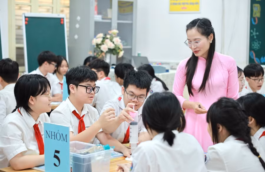 Cô trò Trường THCS Trưng Vương (Hà Nội) trong tiết học Khoa học Tự nhiên. Ảnh minh họa: INT