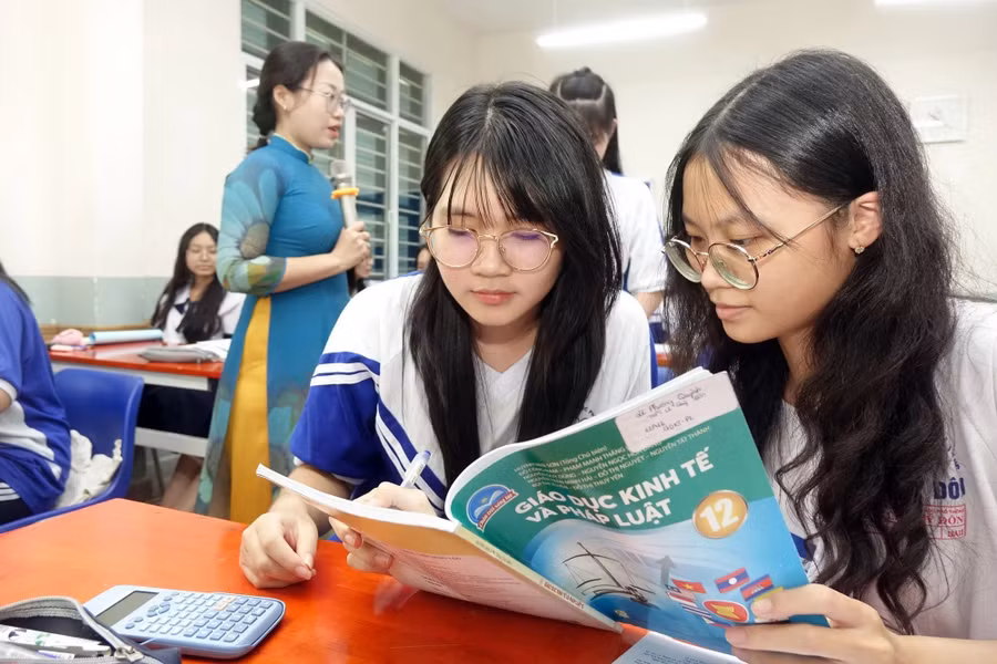 Việc ôn tập cho học sinh lớp 12 năm nay thi tốt nghiệp THPT thực hiện theo Thông tư 29/2024. Ảnh minh họa: INT