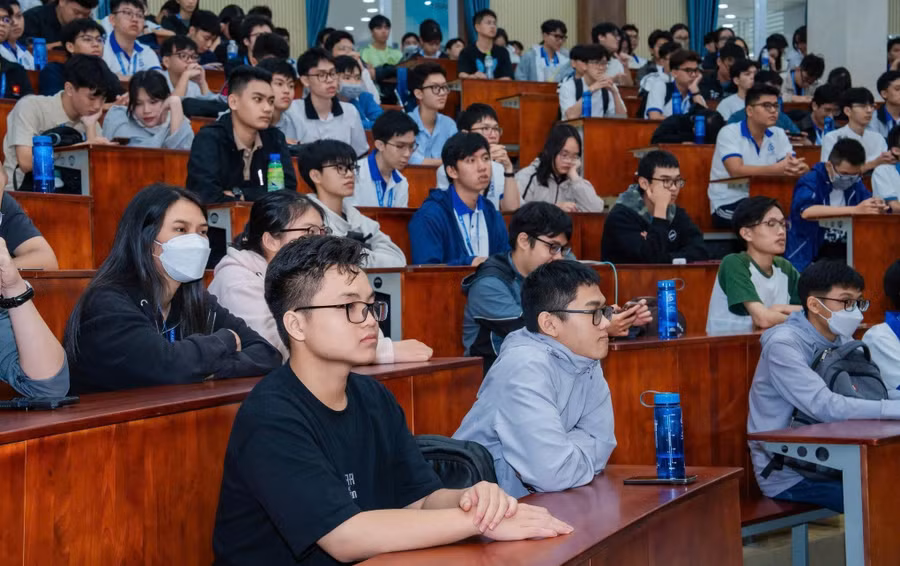 Tân sinh viên Trường Đại học Công nghệ Thông tin (Đại học Quốc gia TPHCM) tại giảng đường đại học. Ảnh: H.Khang