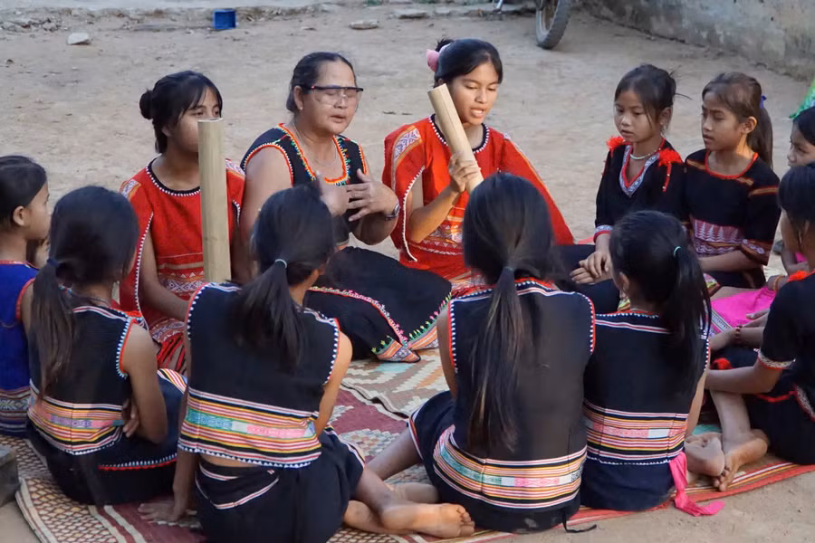 Nhiều học sinh yêu thích, đam mê với làn điệu dân ca Cheo của người Xơ Đăng. Ảnh: Dung Nguyễn