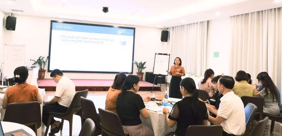 Cán bộ quản lý bậc học mầm non được cập nhật các kỹ năng quản lý trường học từ khóa tập huấn các mô-đun về khai vấn, dự giờ hiệu quả, kỹ năng điều hành và xây dựng cộng đồng học tập chuyên môn.