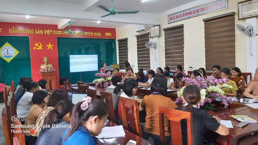 Trường Tiểu học Kim Hoa (huyện Hương Sơn, Hà Tĩnh) triển khai họp chuyên môn đầu năm học. Ảnh: Hồ Phương