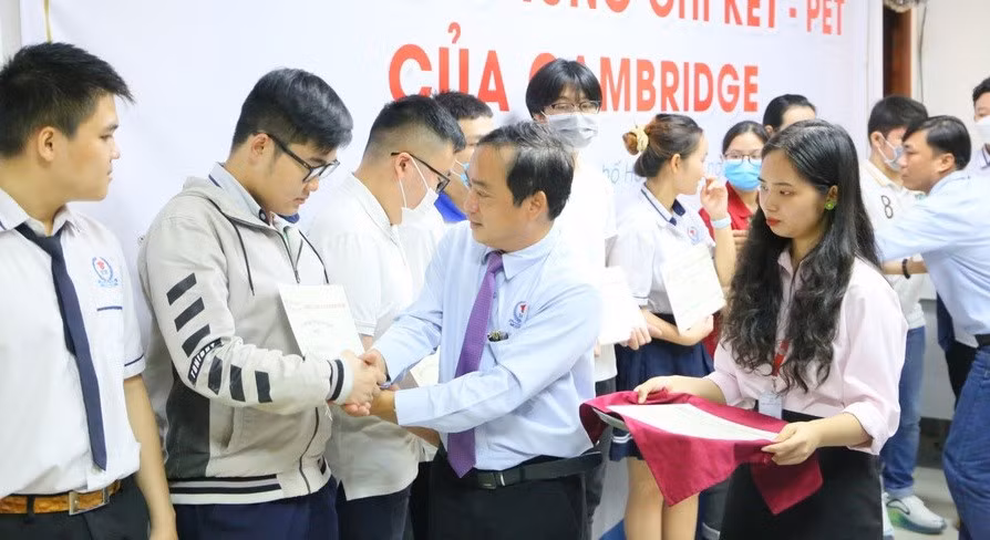 giang-vien-dong-co-huu-trong-truong-nghe-1.jpg