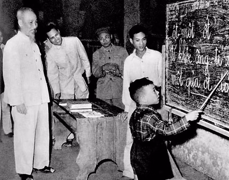 Bác Hồ đến thăm một lớp học ở phố Hàng Than (Hà Nội) năm 1958. Ảnh: TL