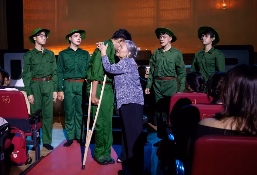 Sinh viên biểu diễn kịch từ tác phẩm văn học lịch sử tại sự kiện của trường. Ảnh: VLU 