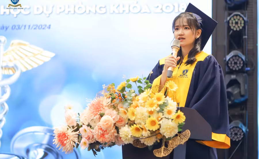 Thiên Khánh thay mặt hơn 100 tân bác sĩ tốt nghiệp gửi lời cảm ơn và tri ân tại lễ tốt nghiệp. Ảnh: NVCC