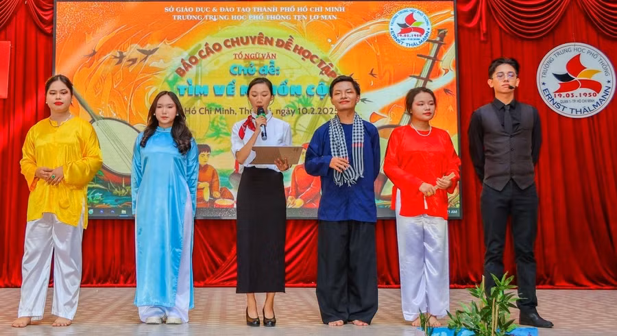 Học sinh Trường THPT Ten Lơ Man (Quận 1) tham gia hoạt động ngoại khóa với chủ đề “Tìm về nguồn cội”. Ảnh: NTCC