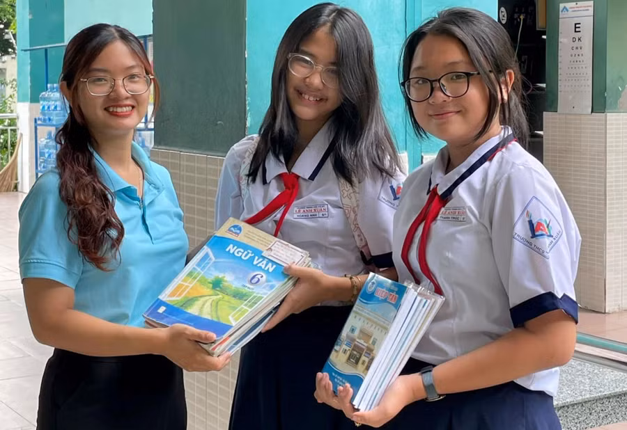 Học sinh Trường THCS Lê Anh Xuân (quận Tân Phú, TPHCM) quyên góp sách tặng những bạn khó khăn. Ảnh: LĐNT. 