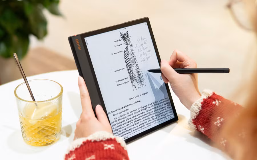 Đọc sách điện tử bằng thiết bị E-reader đang là xu hướng đọc mới của người dùng hiện đại. Ảnh: Akishop.