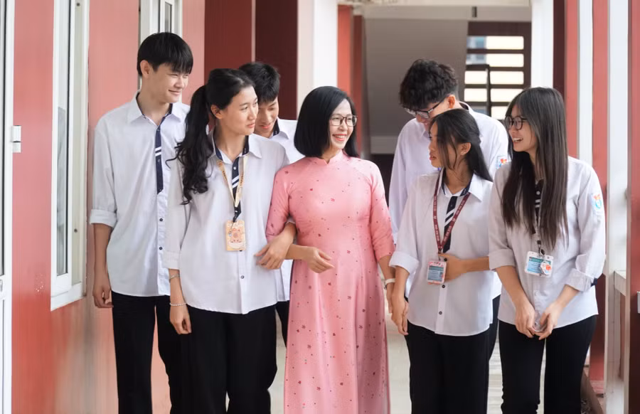 lop-hoc-hanh-phuc-bat-dau-tu-trai-tim-nguoi-thay-1.jpg