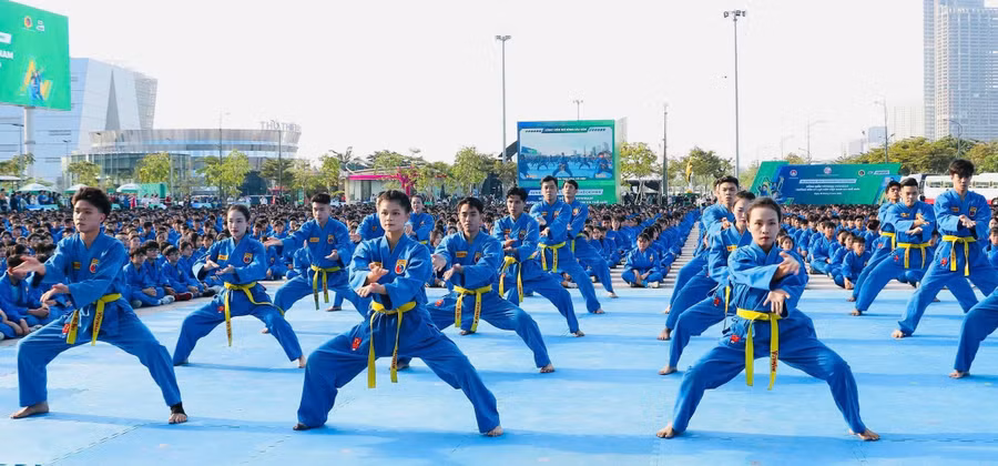 Học sinh TPHCM đồng diễn võ nhạc Vovinam nhằm xác lập kỷ lục kép Việt Nam và thế giới ngày 30/11. Ảnh: MA