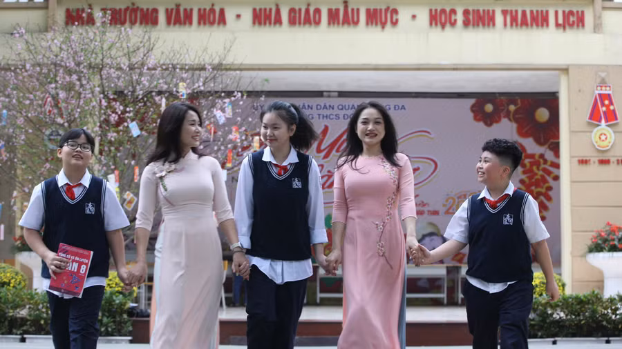 Cô trò Trường THCS Đống Đa (TP Hà Nội). Ảnh: Xuân Phú