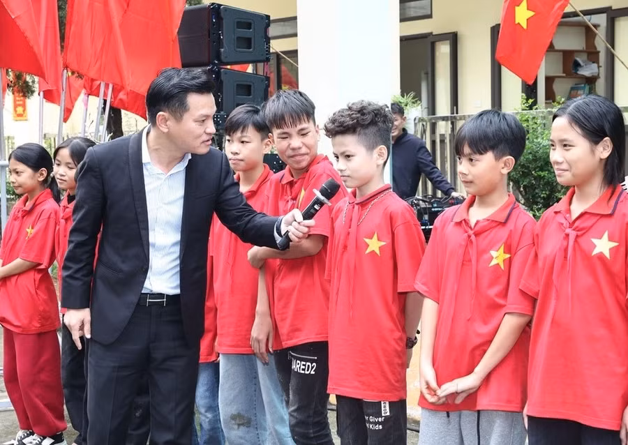 Chuyên gia trao đổi, tuyên truyền phòng chống bạo lực học đường cho học sinh Trường THCS Ninh Thắng (Nam Hoa Lư, Ninh Bình).