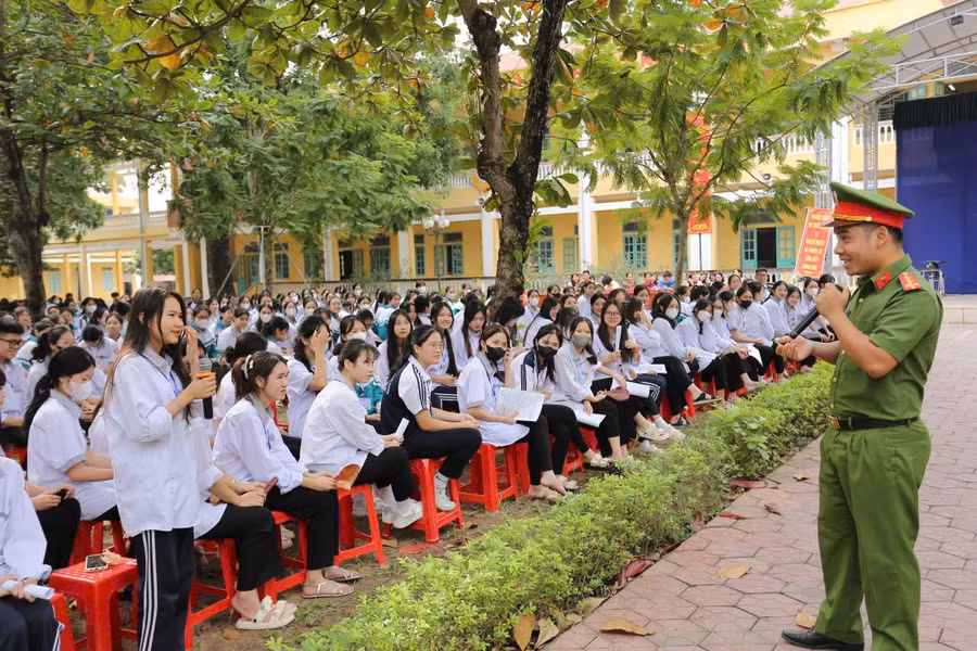 khoang-trong-giao-duc-ve-long-dung-cam.jpg