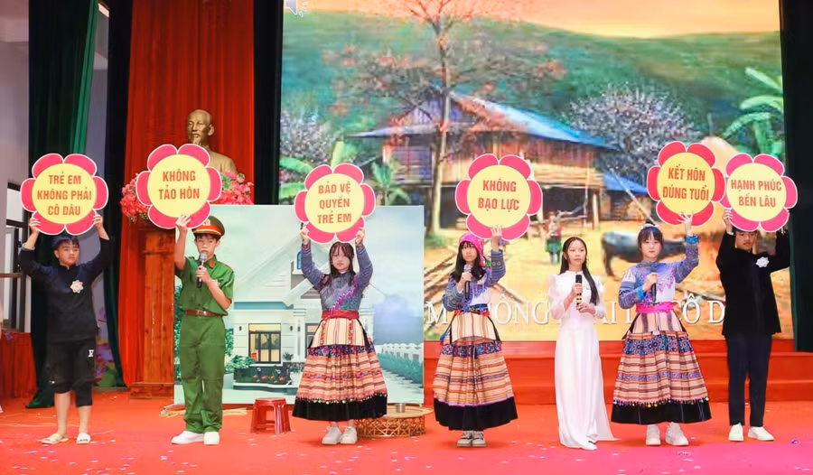 Học sinh Trường THCS Si Ma Cai nói không với nạn tảo hôn và hôn nhân cận huyết thống.