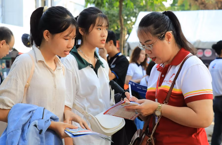 Bộ phận tuyển sinh Trường Cao đẳng Lý Tự trọng tư vấn về chương trình học cho học sinh. Ảnh: T.N
