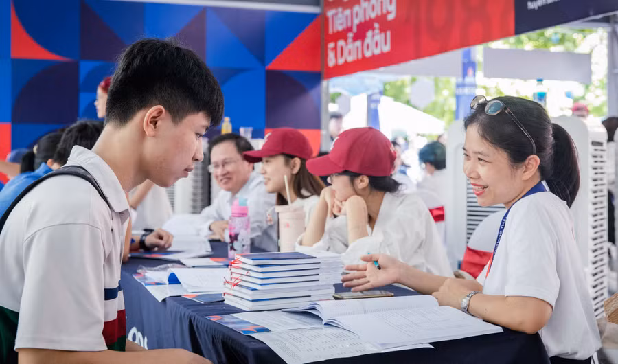 Cán bộ, giảng viên Trường ĐH Thăng Long tư vấn tuyển sinh cho thí sinh. Ảnh: NTCC