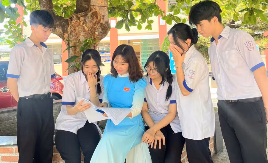 Cô Võ Thị Minh Ngọc và học sinh Trường THPT Huỳnh Thúc Kháng. Ảnh: Trúc Hân