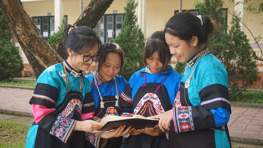 Học sinh dân tộc Bố Y học tập tại Trường THPT DTNT tỉnh Lào Cai. Ảnh minh họa: VGP