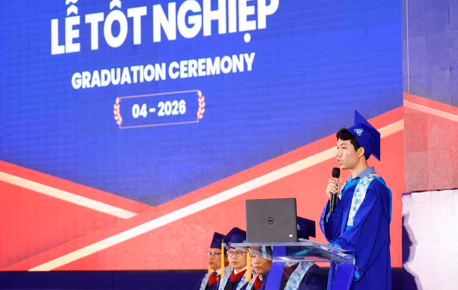 Nguyễn Hồ Phước Hiền đại diện các tân cử nhân phát biểu tại lễ tốt nghiệp tháng 4/2026 của Trường Đại học Bách khoa - Đại học Quốc gia TPHCM. Ảnh: Lê Nam