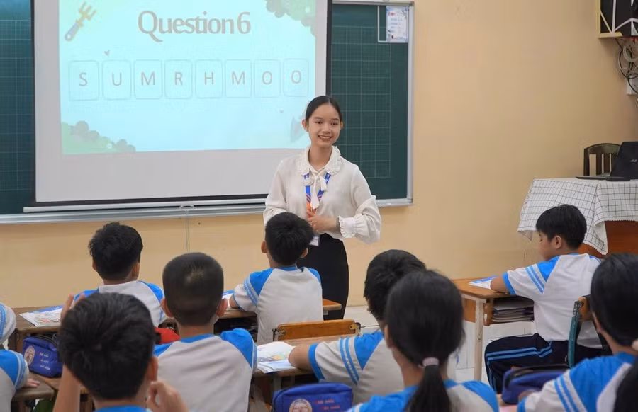 Cô, trò Trường Tiểu học Phan Văn Trị (TPHCM) trong giờ học Tiếng Anh. Ảnh: Lệ Nguyễn