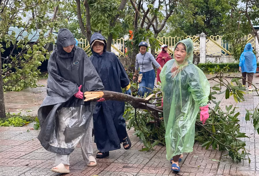 Giáo viên Trường Tiểu học Mai Phụ (xã Mai Phụ, Hà Tĩnh) tạm gác việc nhà chung tay dọn dẹp, vệ sinh trường lớp, chiều 29/9. Ảnh: Hồ Phương