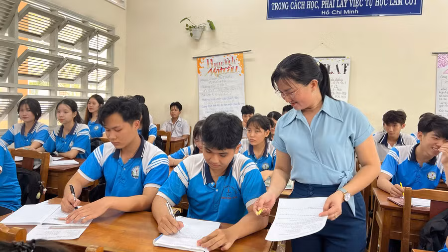 Học sinh lớp 12 Trường THPT Phạm Thành Trung (Đồng Tháp) trong giờ học. 