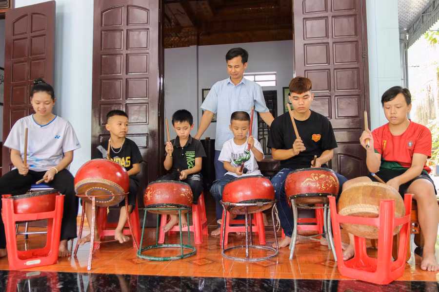 thay-giao-giu-lua-nghe-thuat-trong-te-2.jpg