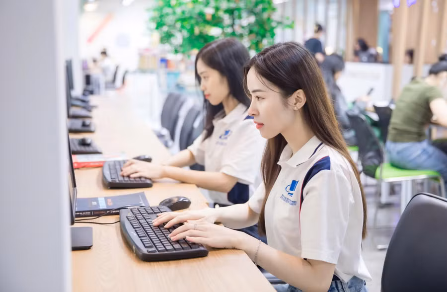 Sinh viên Trường Đại học Mở TPHCM. Ảnh: NTCC