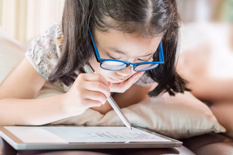 Từ việc học online, tra cứu tài liệu, đến luyện đề và tham gia các nhóm học tập, công nghệ mang lại rất nhiều tiện ích cho trẻ. Ảnh: Reviewofmm.