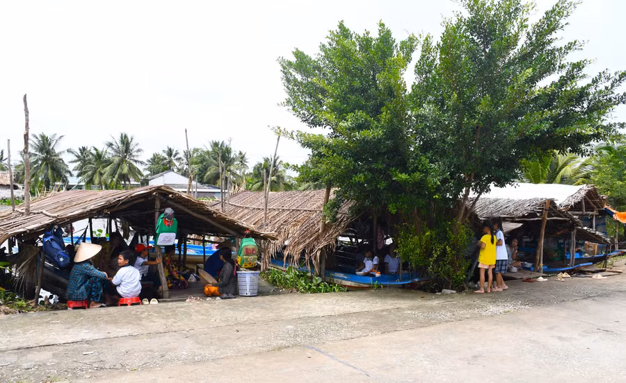 hoc-sinh-mien-tay-vuot-nuoc-noi-den-truong-3.jpg