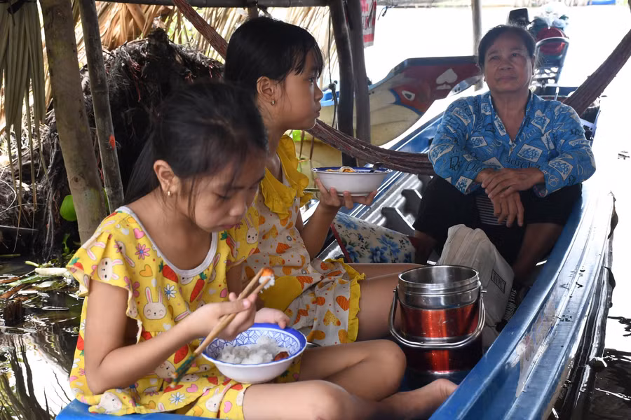 hoc-sinh-mien-tay-vuot-nuoc-noi-den-truong-4.jpg