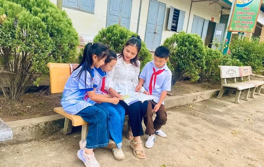Cô, trò Trường PTDTBT Tiểu học Bằng Thành 1 (xã Bằng Thành, Thái Nguyên) nỗ lực vượt khó thi đua dạy - học tốt. Ảnh: NTCC