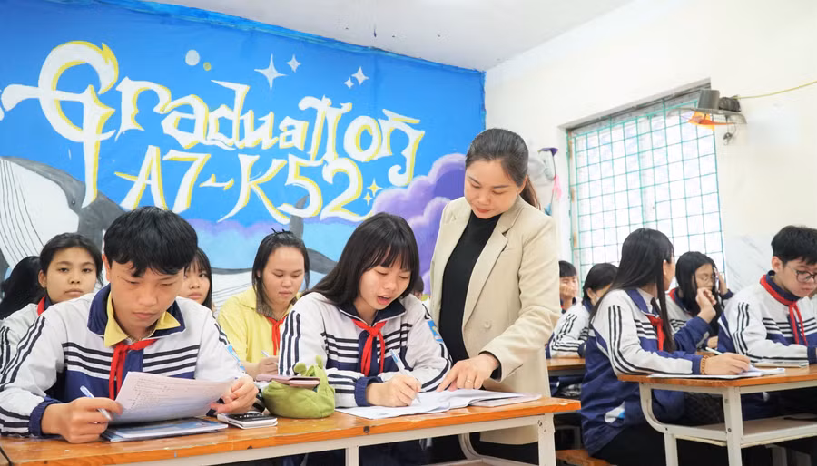 Giờ học của cô trò lớp 9A6, Trường THCS Nghi Phú (Vinh Phú, Nghệ An).