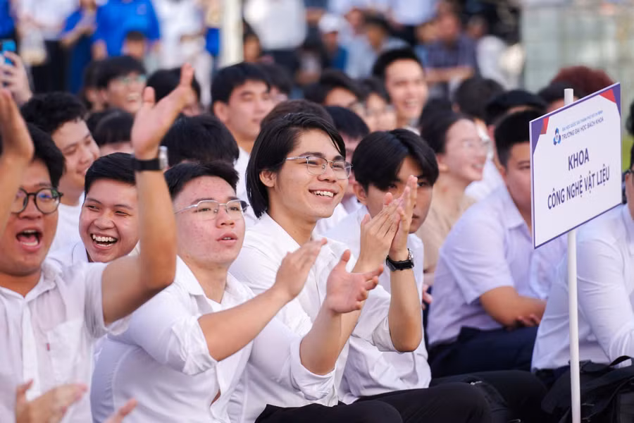 Sinh viên Trường Đại học Bách khoa (Đại học Quốc gia TP Hồ Chí Minh) chào đón năm học mới. Ảnh: HCMUT