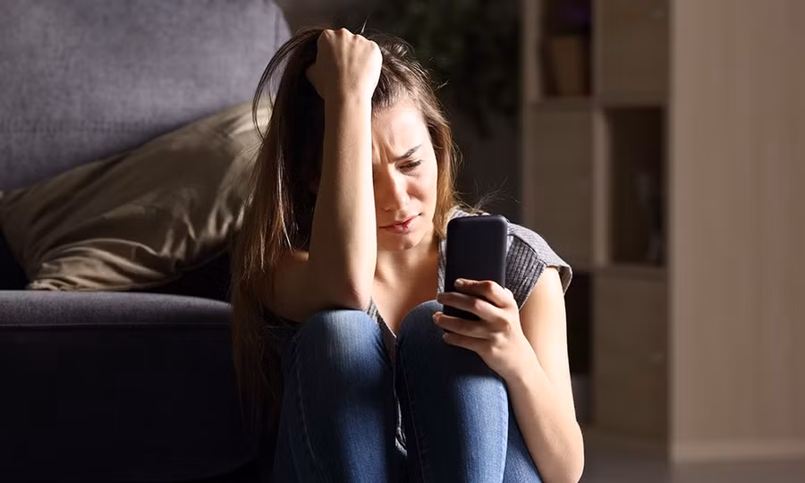 Điều quan trọng là cha mẹ phải chú ý đến các dấu hiệu nghiện điện thoại ở tuổi vị thành niên. Ảnh minh họa: INT.