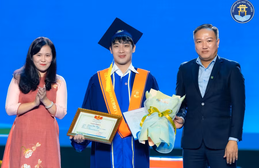 Nguyên Bách trong lễ tốt nghiệp. Ảnh: VHU