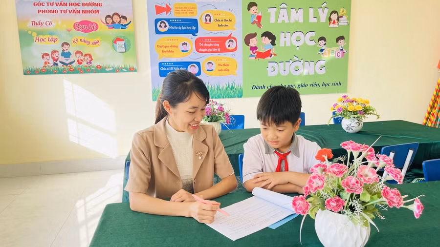Tư vấn tâm lý cho học sinh tại Trường Tiểu học Đại Lai (Bắc Ninh). Ảnh minh họa: Vũ Nga