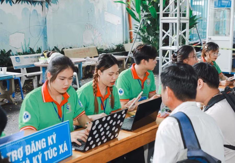 Tân sinh viên Trường Đại học Công Thương TPHCM tìm hiểu nhà trọ và KTX trong ngày nhập học 20/8. Ảnh: HUIT