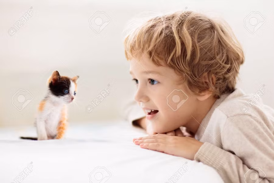 Việc có bạn đồng hành là thú cưng có thể giúp trẻ xây dựng lòng tự trọng. Ảnh: INT.