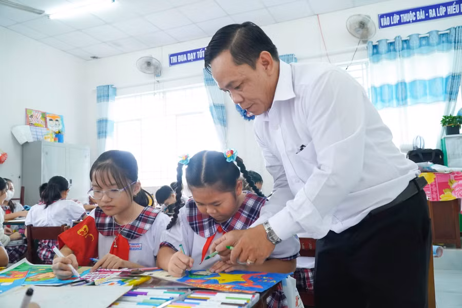 ban-ve-so-giup-hoc-tro-ngheo-2.jpg